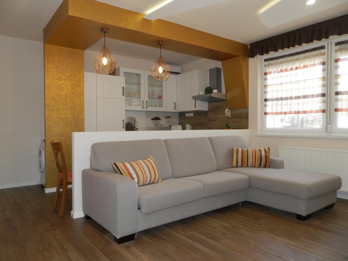Katalin Boutique & Wellness Apartmanok ไฮจ์ดุสโซบอสโล ภายนอก รูปภาพ